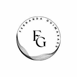 Logotipo circular elegante com as iniciais “FG” em uma fonte serifada moderna, com o nome “Fernanda Guimarães” escrito ao redor da borda superior.